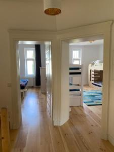 Habitación con 2 camas y habitación con pasillo en NEU ausgestattete Wohnung in Berlin - ruhige Lage, en Berlín