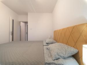 1 dormitorio con 1 cama con 2 almohadas en First Green Żoliborz apartament 7, en Varsovia