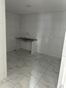 baño con lavabo y suelo de baldosa. en Casa união en Olinda