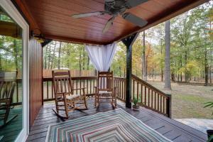 Μπαλκόνι ή βεράντα στο Hook, Line, and Sinker Retreat Fire Pit, Grill!