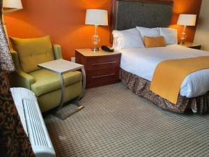 een hotelkamer met een bed en een stoel bij Meson Sonora in Nuevo Laredo