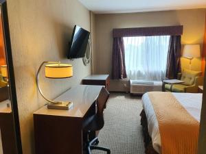 een hotelkamer met een slaapkamer met een bed en een bureau bij Meson Sonora in Nuevo Laredo