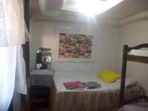 Cette chambre comprend un lit orné d'une peinture murale. dans l'établissement Casa Da Lucia, à Salvador