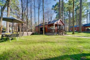 Κήπος έξω από το Hook, Line and Sinker Retreat with Fire Pit!