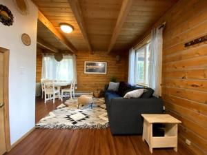 een woonkamer met een bank en een tafel bij Cozy Alaskan Log Home - Aurora overhead in Fairbanks