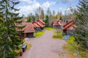 une vue aérienne sur un groupe de maisons au toit rouge dans l'établissement Rödluvan, à Mora