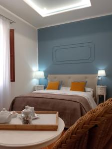 a room with two beds and a table with a table sidx sidx at SUNNY SOUL (Anima Solare) in Termoli