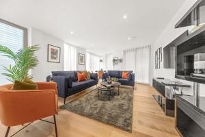 ein Wohnzimmer mit einem Sofa und einem Tisch in der Unterkunft Atlas House Three in Harrogate