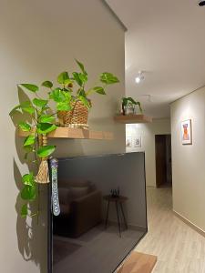 - un salon avec un canapé et des plantes dans l'établissement unique chalet, à Unayzah