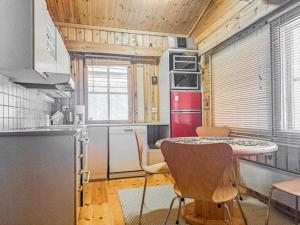 una cocina con mesa y sillas. en Kuikero-cabin in Lapland, Suomutunturi, en Suomutunturi