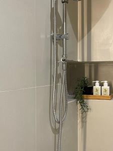 La salle de bains est pourvue d'une douche avec rideau de douche. dans l'établissement unique chalet, à Unayzah