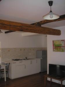 cocina con fogones y mesa en una habitación en Del Nobile Apartment II, en Turín