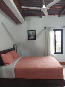 a bedroom with a bed and a window at Hotel Princess Inn in Agua Azul
