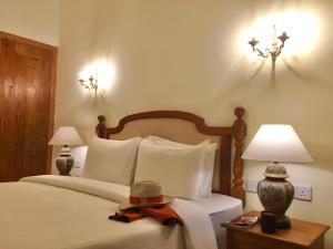 een hotelkamer met een bed met een hoed erop bij Samsara in Galle