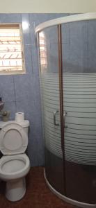 ein Bad mit einem WC und einer Duschkabine in der Unterkunft Casa a 300 Mts de la playa, La Romana in La Romana
