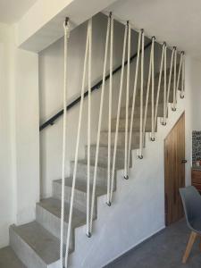 un conjunto de escaleras en una casa con cuerdas en Casa Naay en Holbox Island