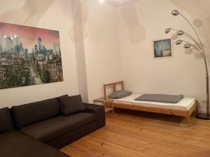 sala de estar con sofá y cama en Lovely apartment/Prenzlauer Berg, en Berlín