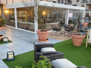 un patio avec des chaises et des tables dans un bâtiment dans l'établissement MYHOME 75 Premium Luxury B&B, à Pescara