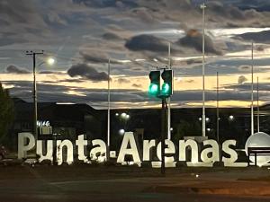 een groen verkeerslicht voor een groot bord bij Departamento manantiales 1 in Punta Arenas