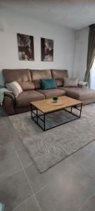 a living room with a couch and a coffee table at Apartamento Sofia in Santa Pola