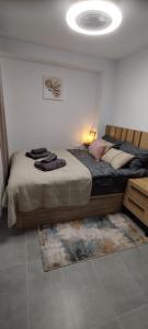 a bedroom with two twin beds with a rug at Apartamento Sofia in Santa Pola