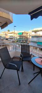 two chairs and a table on a balcony at Apartamento Sofia in Santa Pola