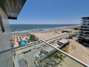 vistas a la playa y al océano desde un edificio en Apartament Best View - Endless Summer Mamaia Nord Apartaments, en Mamaia Nord – Năvodari