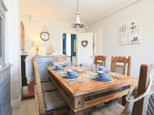 達特茅斯的住宿－Sandquay View，一间带木桌和椅子的用餐室