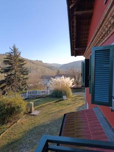 uma vista do alpendre de uma casa com um quintal em Bricco Nebbiolo em Neviglie