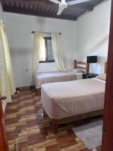 een slaapkamer met 2 bedden en een raam bij Hotel Princess Inn in Agua Azul
