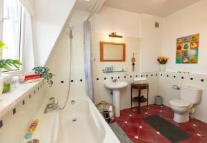 a bathroom with a tub and a toilet and a sink at Miejski czar Retro. Plac Zbawiciela! in Warsaw