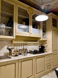 摩德納的住宿－Domus Tua，厨房配有白色橱柜和白色台面