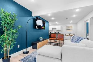 - un salon avec un canapé blanc et un mur bleu dans l'établissement Stylish 2 bed 1 Mile to downtown Free parking, à Dallas