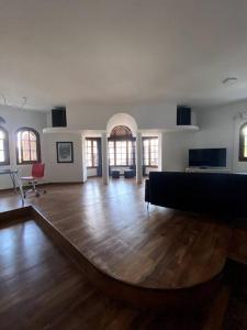 コンコルディアにあるB61 houseのウッドフロアの広い客室で、大きなソファが備わります。