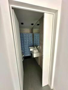 a bathroom with a sink and a toilet and a mirror at Petit Dreams flenni in Buenos Aires