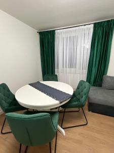 Zimmer mit einem Tisch, Stühlen und einem Sofa in der Unterkunft Alpine Escape by BOB in Cavnic