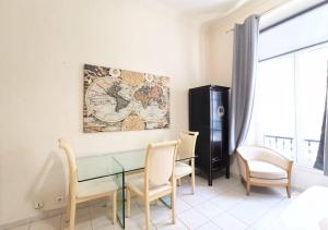 une salle à manger avec une table et des chaises en verre dans l'établissement Viva Riviera Residence Marina Croisette, à Cannes