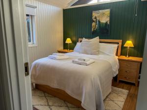 a bedroom with a bed with two towels on it at Green Vale Lodge, Yanwath, Ullswater in Tirril