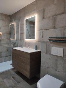 La salle de bains est pourvue d'un lavabo et de toilettes. dans l'établissement Domaine des Prés de Joussac - Protocole sanitaire strict, à Jau-Dignac-et-Loirac