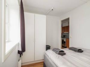 - une chambre blanche avec 2 lits et une fenêtre dans l'établissement Fjord view by the canal - apartment, à Trondheim