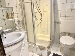 Ένα μπάνιο στο Casa Giulia 2 Zimmer nahe Gießen, Küche, Bad, WLAN, Parkplatz +20 φωτογραφίες