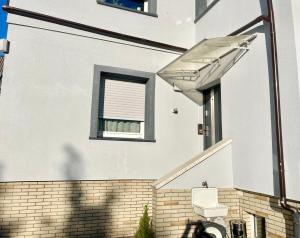 a white house with a window and a sink at Casa Giulia 2 Zimmer nahe Gießen, Küche, Bad, WLAN, Parkplatz in Gleiberg
