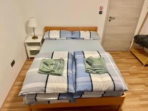 Una cama con mantas y almohadas encima. en Casa Giulia 2 Zimmer, Küche, Bad, WLAN, Parkplatz en Gleiberg