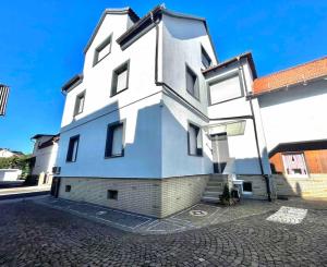 a white building sitting on top of a street at Casa Giulia 2 Zimmer, Küche, Bad, WLAN, Parkplatz in Gleiberg