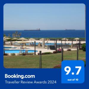 Blick auf ein Resort mit Pool und Meer in der Unterkunft Modern Front Seaview chalet El Sokhna in Ain Suchna