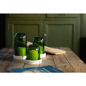 two green glasses sitting on top of a wooden table at Le Roi des Oiseaux - Gîte à la campagne in Montcavrel