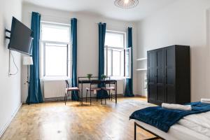 Uma TV ou centro de entretenimento em Spacious 3BR shared Apt. Comfortable and Roomy