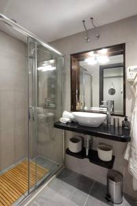 Koupelna v ubytování Nefeli boutique city Suite