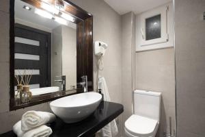 Koupelna v ubytování Nefeli boutique city Suite + 21 fotografií