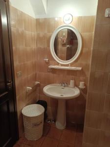 uma casa de banho com um lavatório e um espelho em [Aprica 4 min. piste baradello] em Aprica